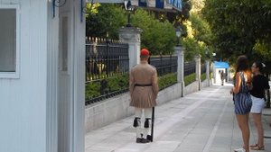 Эх,как вышагивает!А девчонкам не оторваться)