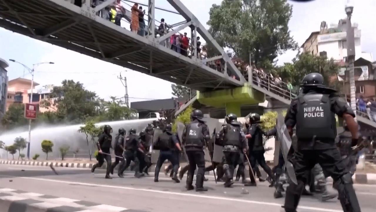 Протестующие в Непале избили министра финансов страны
