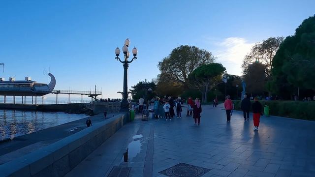 Очаровательная ЯЛТА! КАК НА САМОМ ДЕЛЕ отдыхают вечер? смотреть онлайн