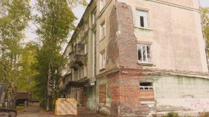 В Серове сносят аварийный дом у Больничного городка