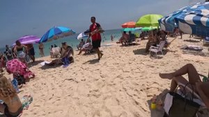 Сентябрь - чудесный месяц для прогулок по Леблону - самому красивому пляжу Рио