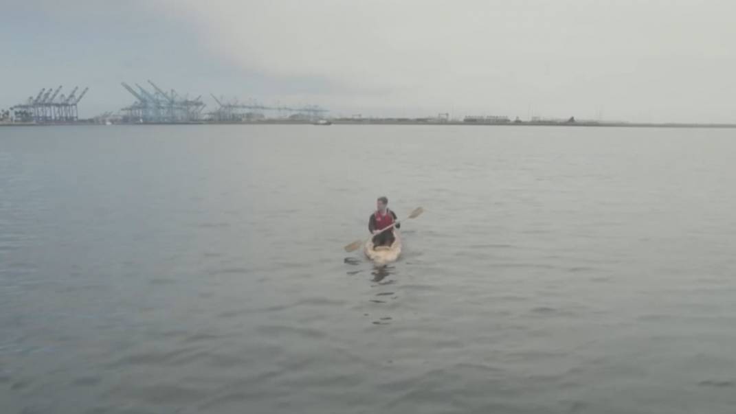 Американец сделал лодку из грибов и вышел на ней в океан