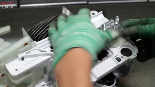 На китайском заводе происходит увлекательное путешествие по массовому производству бензиновых бензоп смотреть онлайн