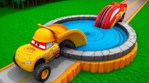 Машинки Pixar ПРЫГАЮТ в карьер и превращаются в СТРОИТЕЛЕЙ! Маккуин и мама в BeamNG Drive