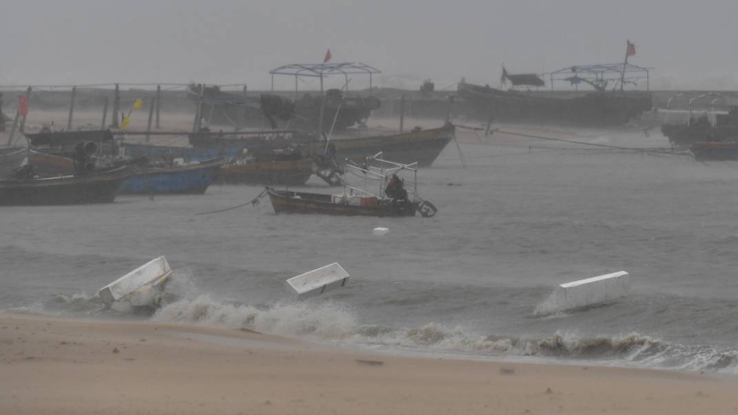Тайфун обрушился на южное побережье Китая