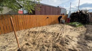 Продолжаем выравнивать участок отсыпать параллельно