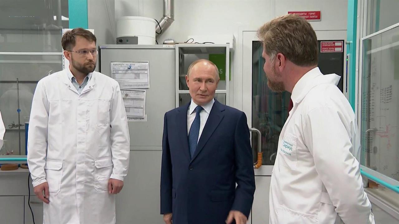 Владимир Путин приехал на федеральную территорию "Сириус", где пообщался с учеными