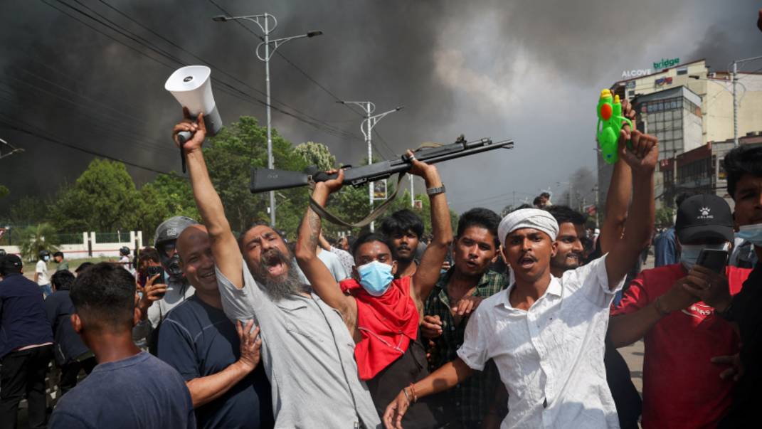 Протестующие в Непале подожгли здание парламента и резиденцию премьер-министра