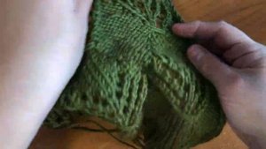 Крупные ажурные листья. Узор спицами