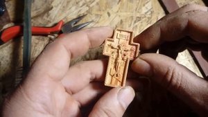 Нательный крест из розового дерева