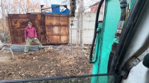 Мини экскаватор забивает трубы под забор гидрамолото?