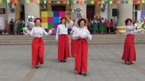 На концертах у ДК Горького ." Плывёт веночек вдоль ночной воды "