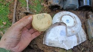 Выкопал бутылку Калинкина.