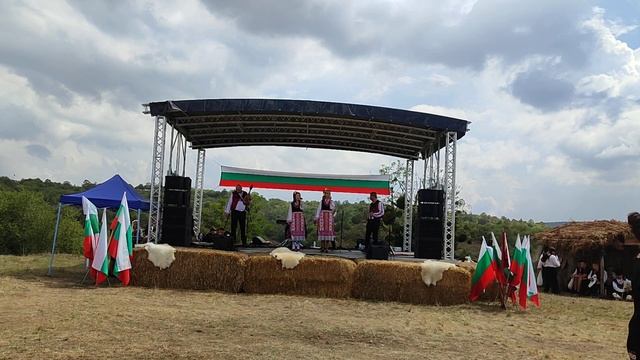 Бяла роза и китка песни (Самоковско хоро) - Яна Биюкова смотреть онлайн