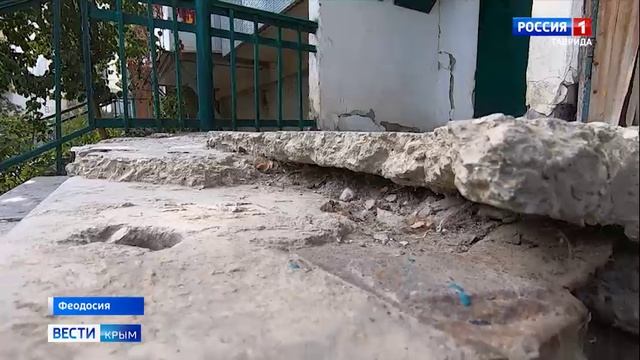 Один из домов в Феодосии стал постепенно разрушаться на глазах местных жителей