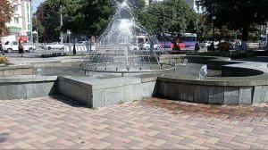 Фонтан и городская суета: звуки для релакса