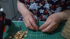 Декор бутылки. Фисташковая скорлупа поделки. Сделай с?