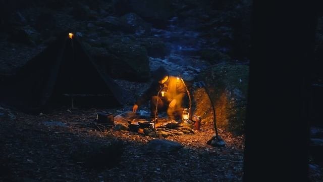 CAMP 40 в осеннем лесу. красивое