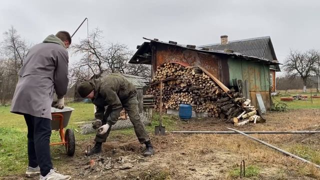 Разбираем виноградник. УЖАС!!! Залежи личинок майского смотреть онлайн