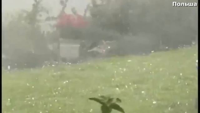 Франция молния дерево разнесло в щепки. Польша шторм, ? смотреть онлайн