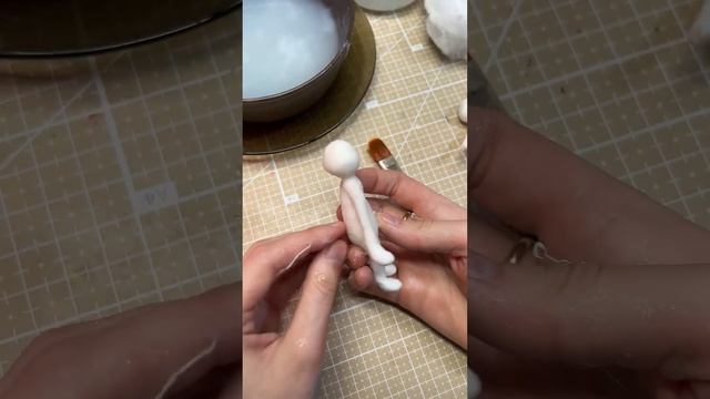 Лепим котю-садовода из ваты