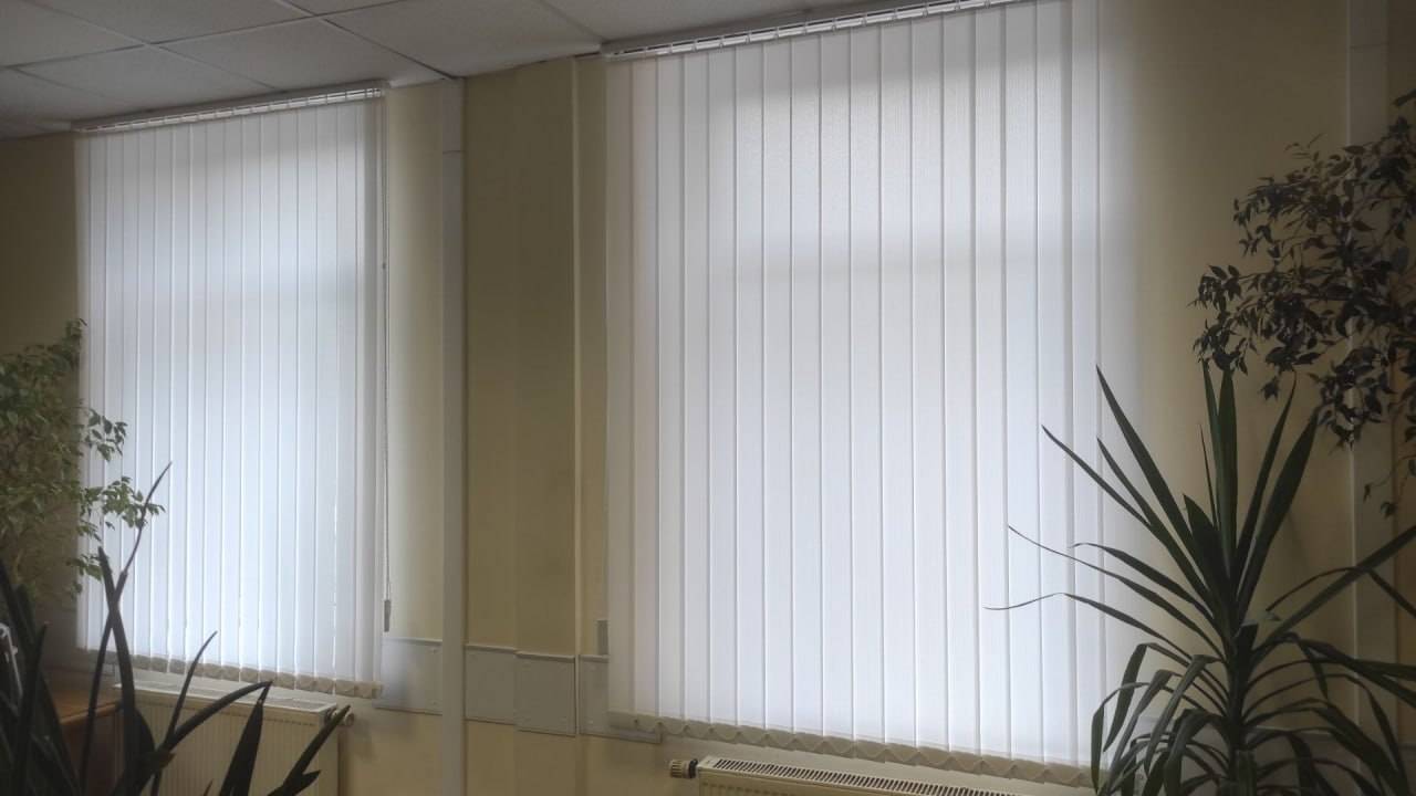 Белые вертикальные жалюзи функциональный и недорогой вариант солнцезащиты в офис. Стильный декор.