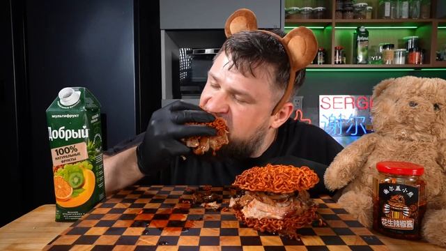 SPICY CRISPY NOODLES BURGER, ASMR MUKBANG, АСМР МУКБАНГ, 먹방, 大食い, たべる, 谢尔盖