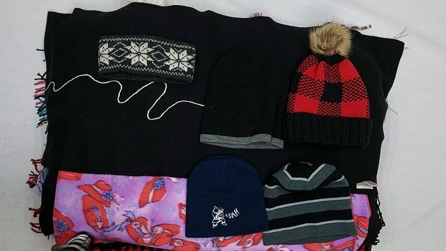 Фото лота №38958 по запросу Шапки оптом