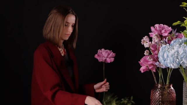 КАК СОБРАТЬ РАЗНЫЕ БУКЕТЫ ИЗ ОДНОГО СОСТАВА ЦВЕТОВ | М? смотреть онлайн