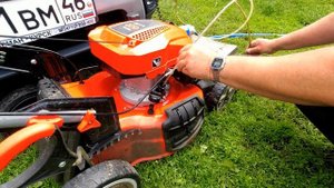 ЗАМЕНА МАСЛА В ГАЗОНОКОСИЛКЕ НАСОСОМ.