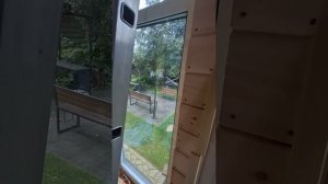 1000034042.mp4 (Собака наблюдает за устройством откосов у дверного проёма в доме А-фрейм)