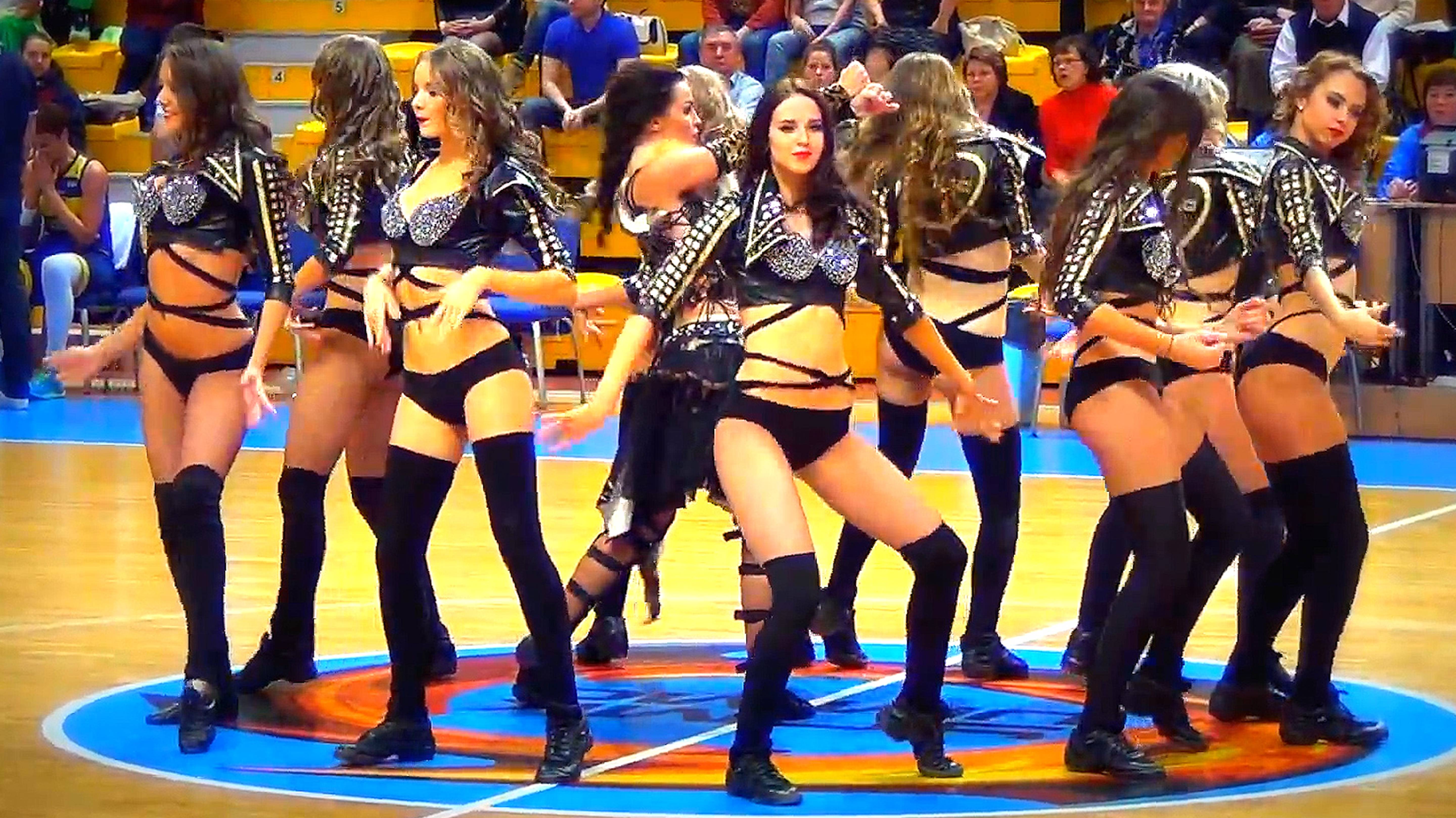 Группа поддержки БК УГМК Funny Foxes . Танец охотниц смотреть онлайн