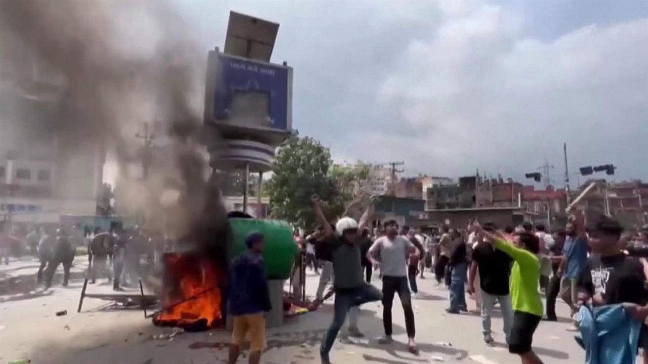 В Непале на фоне массовых беспорядков премьер ушел в отставку