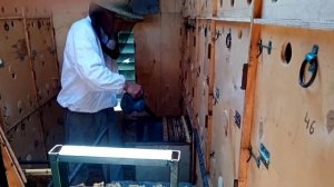 Очищаем рамки от пчел воздуходувкой