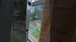 1000034043.mp4 (Собака наблюдает за устройством откосов у дверного проёма в доме А-фрейм)