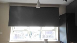 Темно-серые рулонные шторы с квадратной кассетой в элегантном цвете серый металлик на кухню. Декор.