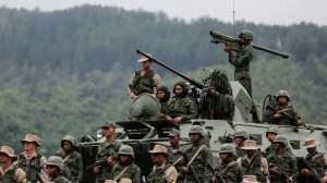 Мадуро приказал развернуть 25 тысяч военных на границе с Колумбией