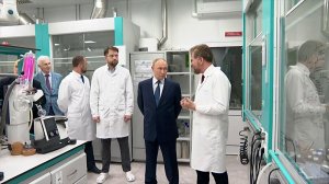 Путин посетил научно-технологический университет "Сириус": видео