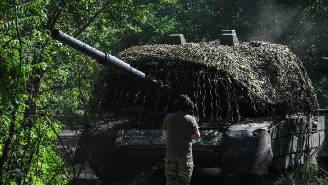 Танк Т-72Б3 ударил по опорнику боевиков ВСУ. Лучшее видео из зоны СВО