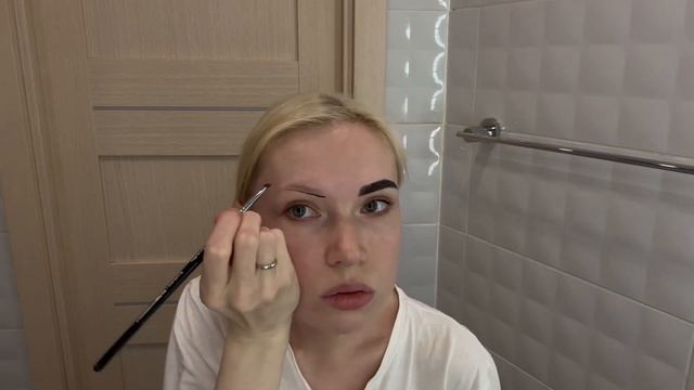 КРАШУ БРОВИ ДОМА САМА! Окрашивание бровей краской для