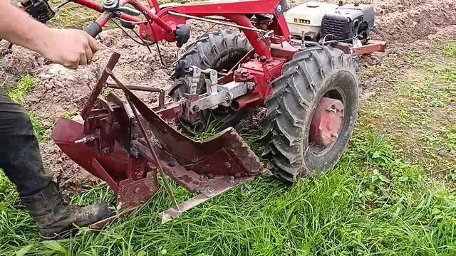 Оборотный плуг с большим захватом для мотоблока. Испы? смотреть онлайн