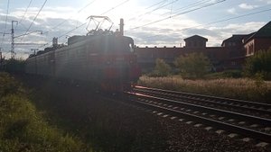 "двойной эсклюзив" 2м62 с круглыми фарами проследует в районе вифанского переезда 🚝