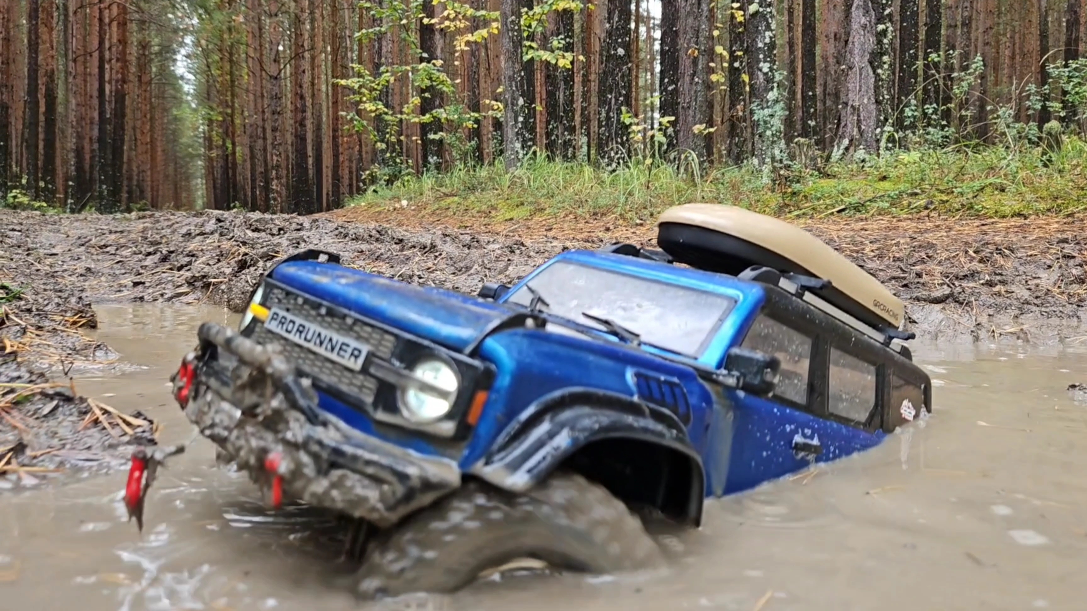 Одному опасно ехать через грязь! Бронко едва выбрался! смотреть онлайн