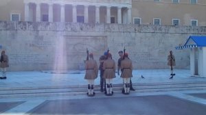 Поправляют одежду Эвзонам!