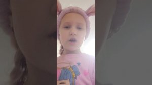 Девочка делает макияж 💄