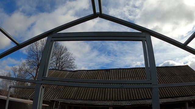 Теплица своими руками. Часть 2. Обшивка поликарбонатом смотреть онлайн