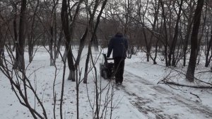 На уборку тротуаров вышла новая малая техника