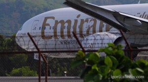 Боинг 777 авиакомпании Эмирэйтс выруливает на исполнительный перед вылетом из аэропорта Пхукет.
