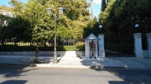 Военный идёт поправлять одежду Эвзону!