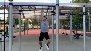 俄罗斯男子在单杠上练习，希望成为更优秀的马拉松选手 :)